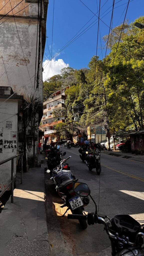 Brazylia — Rocinha z Leandro: za pocztówkowym widokiem.