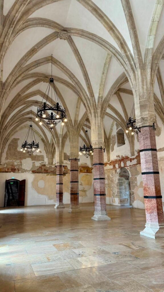 Gotycka sala zamku Korwinów.