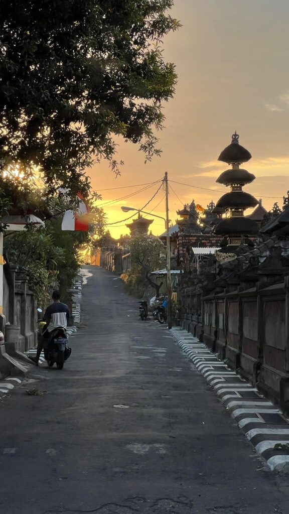 Indonezja — Północ Bali: basen długo mnie nie zatrzymał.