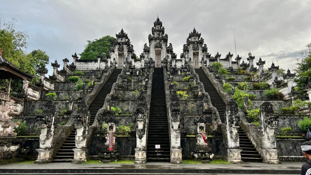 Indonezja — Wschód wyspy: ogrody w deszczu i zachód przy bramie.