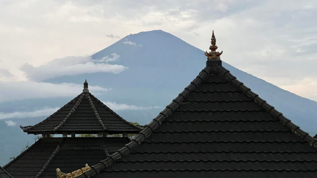 Indonezja — Wschód wyspy: ogrody w deszczu i zachód przy bramie.