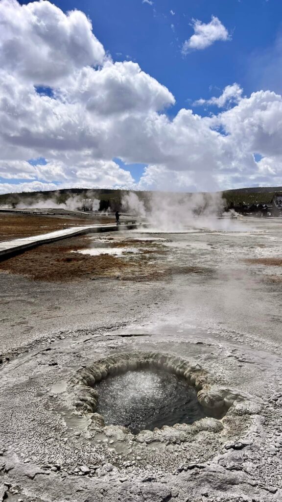 Stany Zjednoczone — Wreszcie Yellowstone: gejzery i sześć godzin zachwytów.