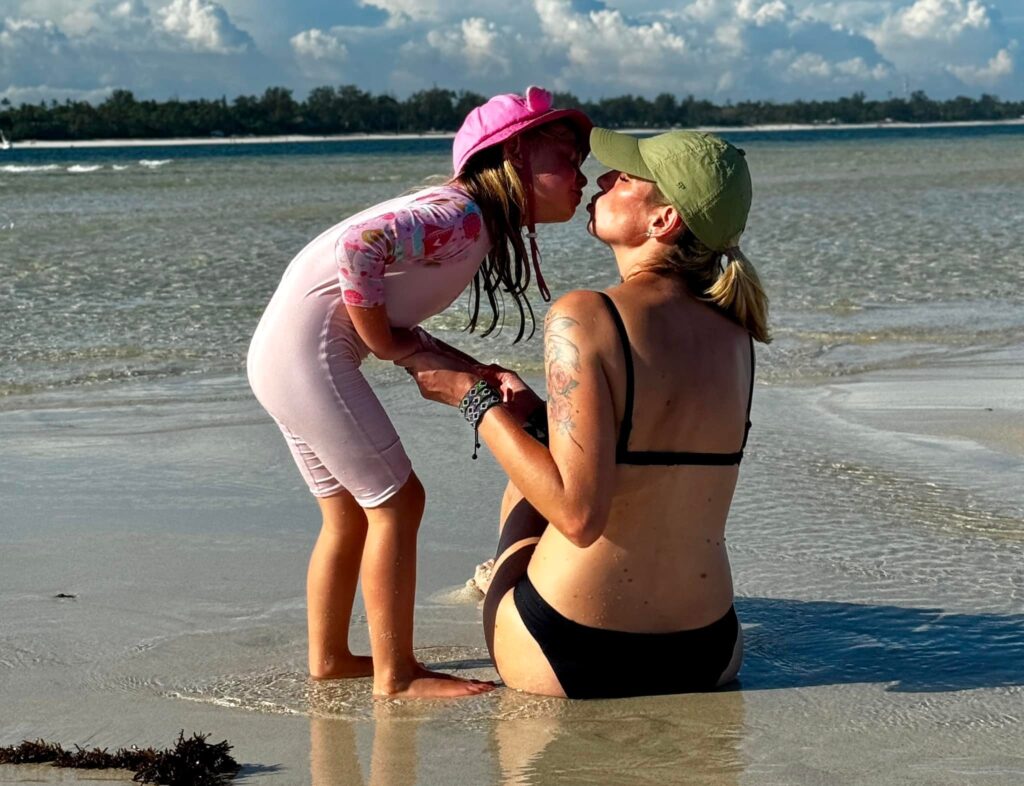 Rodzinny odpoczynek nad Oceanem Indyjskim.