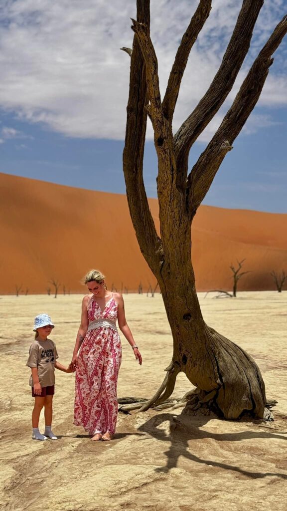 Czarne drzewa i czerwone wydmy w Deadvlei.