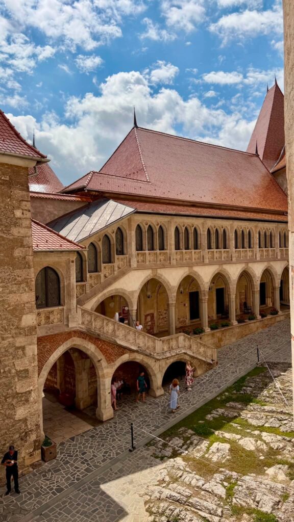 Dziedziniec zamku Korwinów w Hunedoarze.