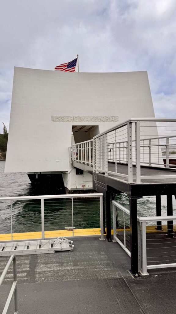 USS Arizona Memorial w Pearl Harbor.