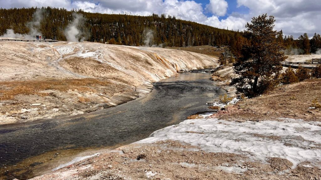 Geotermalny krajobraz Yellowstone.