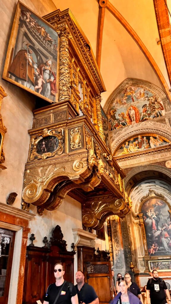 Wnętrze Sant’Anastasia.